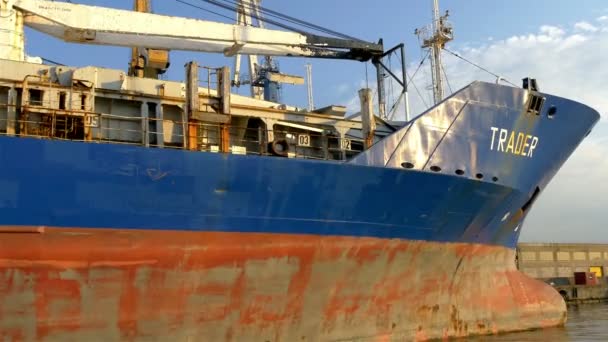 Stary zardzewiały Lodołamacz niebieski i czerwony statek o nazwie przedsiębiorcy gh4 — Wideo stockowe