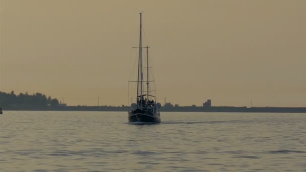 Un petit yacht à voile sur l'eau de l'océan GH4 — Video