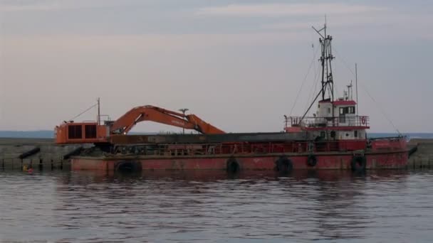 Una vieja excavadora en el muelle en el mar de Estonia GH4 — Vídeo de stock