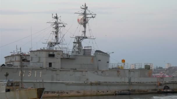 Un gran barco blanco Tallin listo a bordo del puerto GH4 — Vídeo de stock