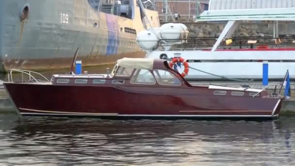 En liten vintage som yacht för privat bruk på docka gh4 — Stockvideo