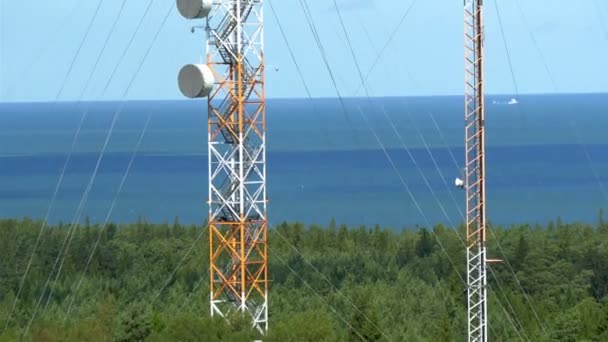 Dvě vysoká telekomunikační věž uprostřed pole gh4 — Stock video