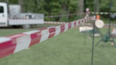 Kırmızı ve beyaz plastik bayrak çevresi sarılmış