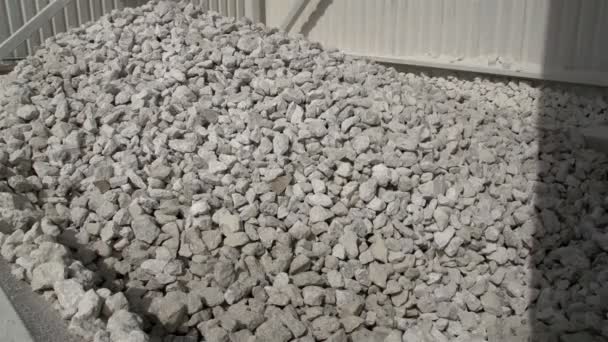 Centinaia di pietre calcaree in una scheggia — Video Stock