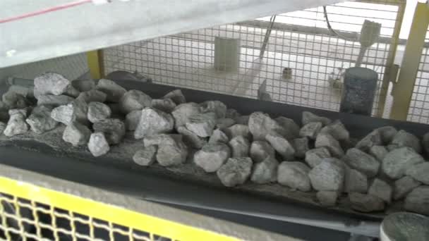 Traag bewegende rotsen te laten vallen in een transportband — Stockvideo