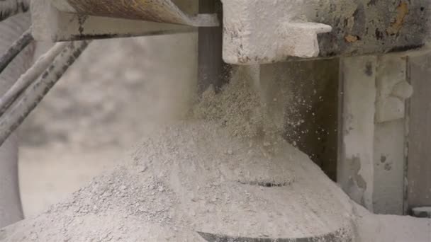 The fine dust from a rock on a drilling machine — Stock Video