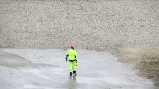 Trabajador caminando en una fábrica — Vídeos de Stock