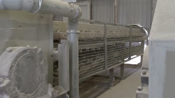 A machine used for transferring rocks — Stock Video