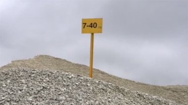 üstte taş yığını bir tabela