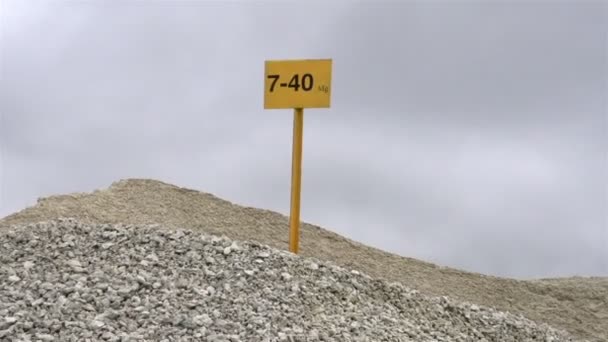 Een bewegwijzering bovenop een berg van rotsen — Stockvideo