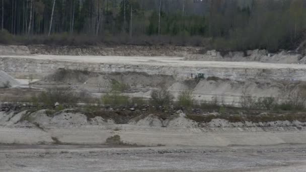 Industria minera de piedra caliza con equipos — Vídeo de stock