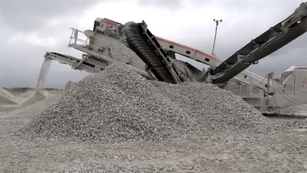 Het proces van overdracht van de stenen — Stockvideo