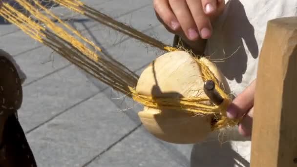 Mannen koppelverkoop een koord aan een ronde hout — Stockvideo