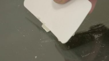 Beyaz toz masaya kaplı