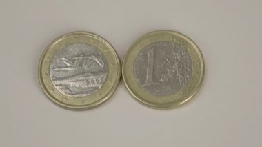 İki 1 Fin Euro para masaya