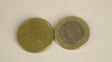 İki Euro 50 İspanya cent ve açık ayrıntı paralar