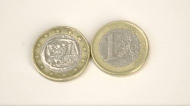İki 1 Yunanistan Euro paralar masaya
