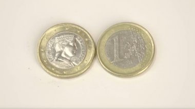 Masanın üzerine sunulan iki Letonca Euro coins