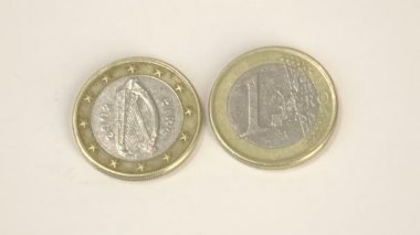 ARP görüntü bir İrlanda Euro para ve 1 Euro yazı tura