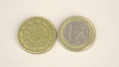 Ön ve arka detayları ile iki Portekiz Euro coins