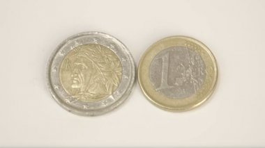 İtalyan bir sikke ve 1 İtalya Euro yazı tura bir Hintli adam resmi