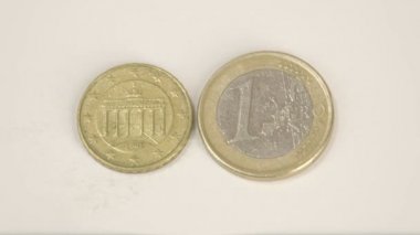 Daha küçük Almanya sikke ve 1 Euro yazı tura arka detay gösterilen