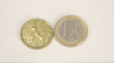 İnişli çıkışlı bir taraflı İtalya sikke ve 1 Euro yazı tura