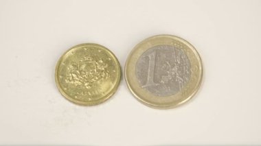 Küçük Latvija bozuk para ve 1 Letonca Euro yazı tura