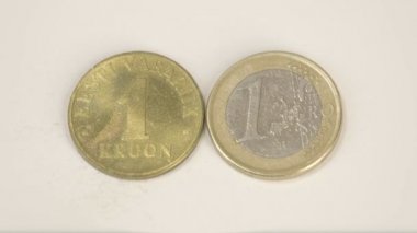 1 Estonya eski altın sikke ve yeni 1 Estonya Euro yazı tura