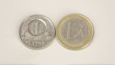 Eski 1 Lithuanian litlar sikke ve 1 Litvanya Euro yazı tura