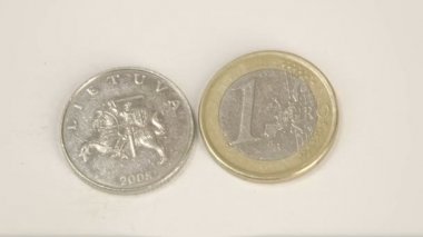 Eski Litvanya 2008 sikke ve 1 Euro yazı tura