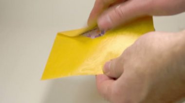 3 Euro faturaları ile sarı bir küçük zarf