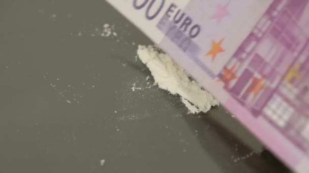 500 Euro paper bill cut the white powder into lines — Stock Video