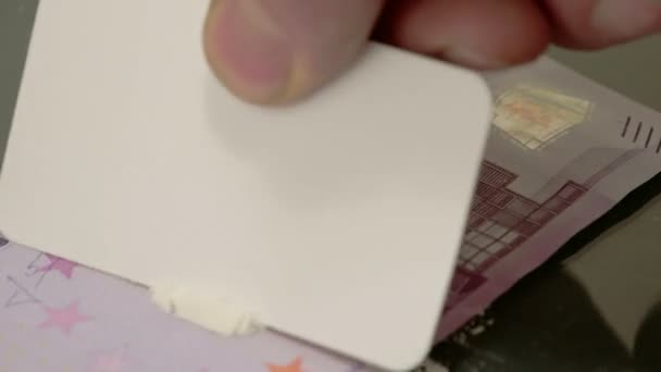 The white powder lined on the top of a 500 Euro bill — Stock Video