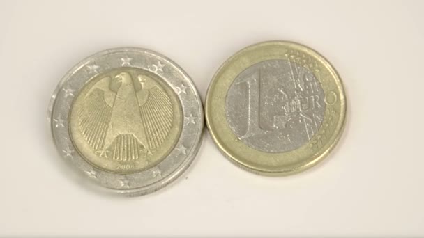 Dos monedas de euro alemanas diferentes sobre la mesa — Vídeo de stock