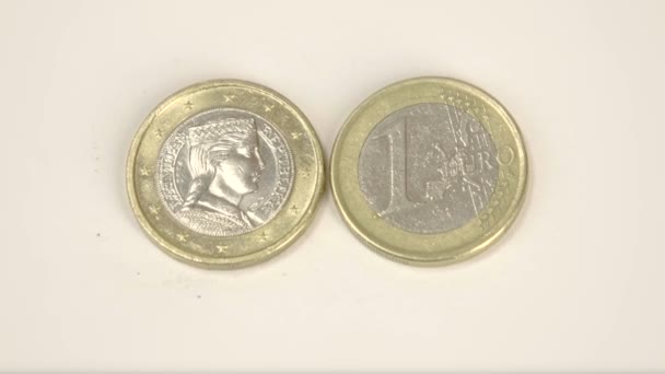Twee Letse euromunten gepresenteerd op de tafel — Stockvideo
