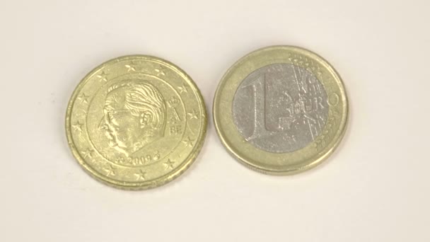 Una moneda chapada en oro y una moneda de 1 euro belga — Vídeos de Stock