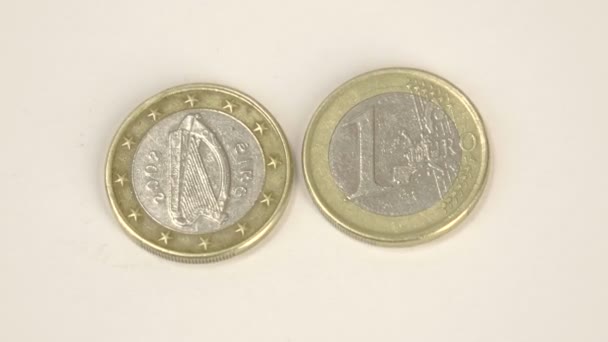 Uma imagem de harpa em uma moeda de euro da Irlanda e uma moeda de 1 euro — Vídeo de Stock