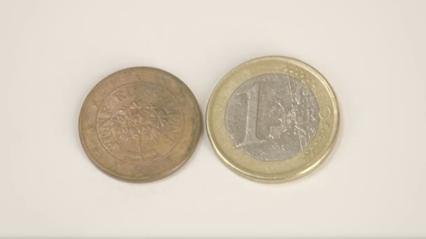 Uma moeda Austia banhada a bronze e uma moeda de 1 euro — Vídeo de Stock