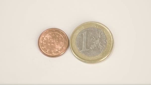 Petite pièce Portugal en bronze brillant et une pièce de 1 euro 