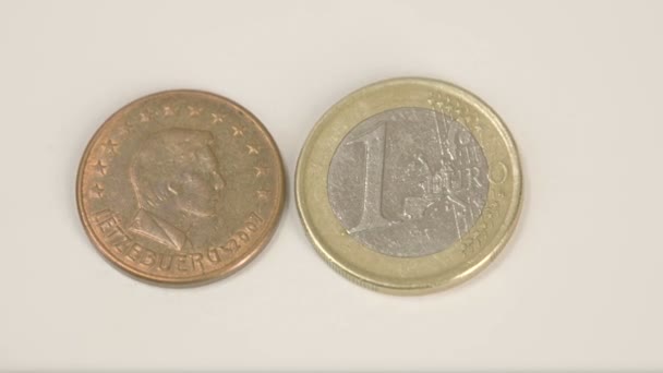 Zwei verschiedene luxemburgische Euromünzen auf dem weißen Tisch — Stockvideo