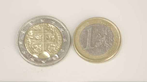 Il dettaglio sul retro della moneta da 2 euro slovena e di una moneta da 1 euro slovena — Video Stock