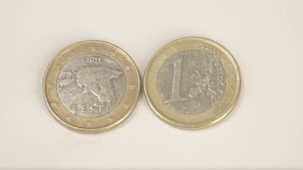 Une pièce estonienne de 2011 et une pièce estonienne de 1 euro 