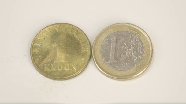1 ancienne pièce d'or estonienne et une nouvelle pièce de 1 euro estonienne 