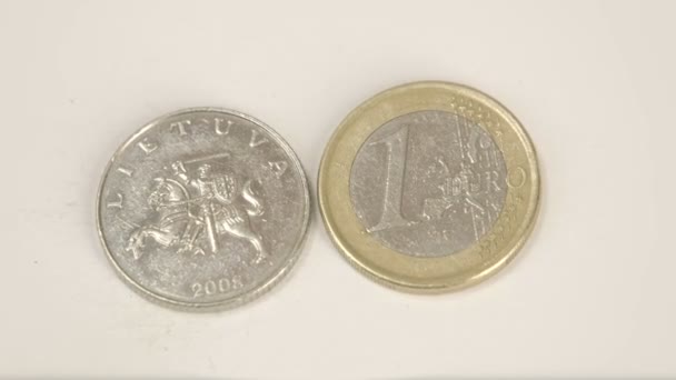 Antigua moneda de Lituania 2008 y una moneda de 1 euro — Vídeos de Stock