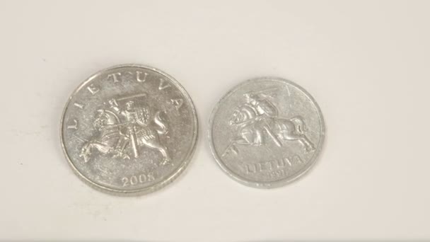 Antigua moneda lituana de 2008 y una moneda de Lituania de 1991 — Vídeo de stock