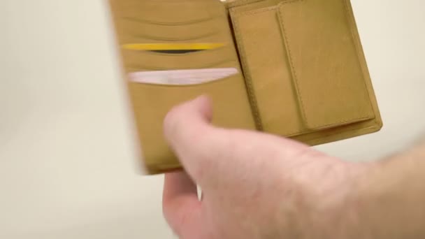 Рука, открывающая кошелек со счетами евро — стоковое видео