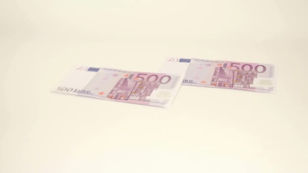 Cuatro billetes de 500 euros puestos sobre la mesa — Vídeos de Stock