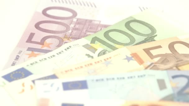Közelebbi pillantást a nagy számok az euró-számlák — Stock videók