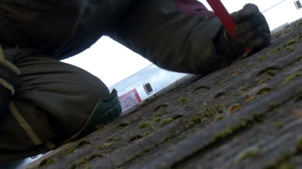 Dicht omhoog kijken van de dakdekker afstappen van de nagels — Stockvideo